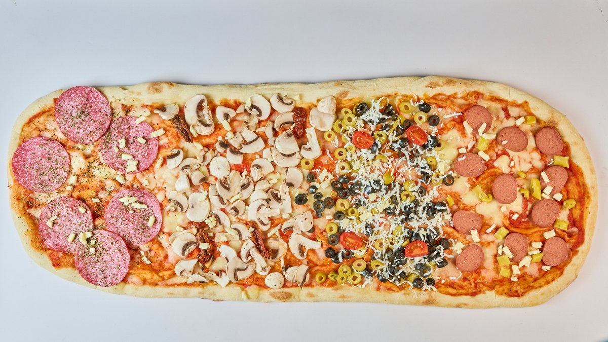 Längliche Pizza mit vier unterschiedlich belegten Abschnitten aus dem Bestellprofil von Pizza Picco XXL