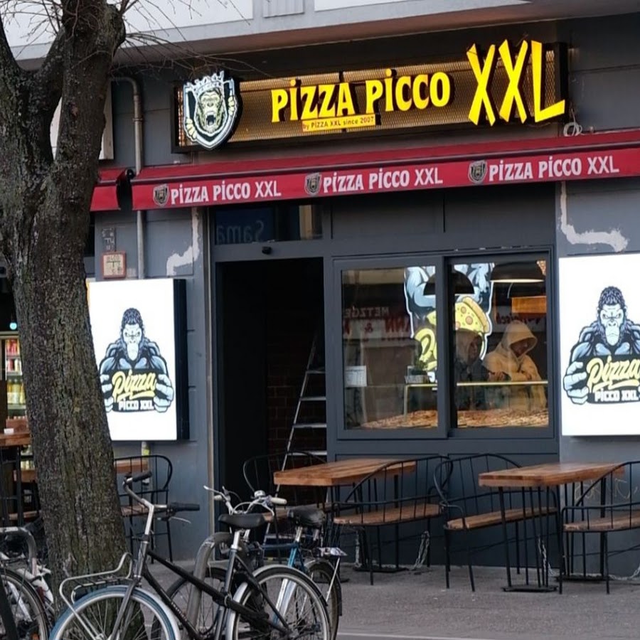 Außenansicht von Pizza Picco XXL mit gelbem Schriftzug und roter Markise